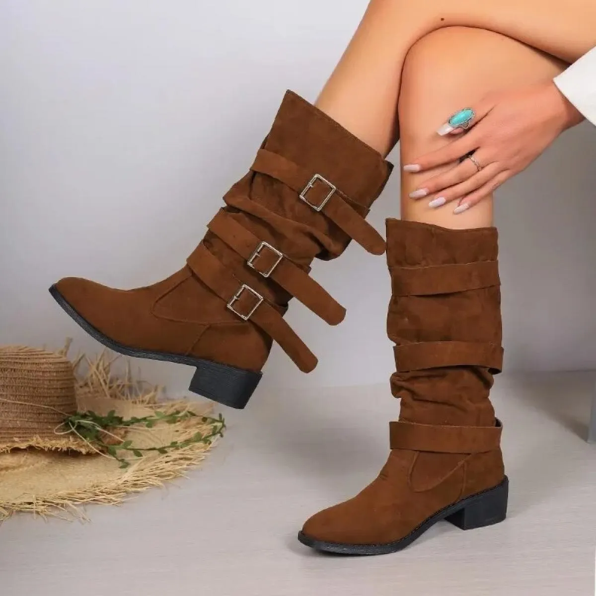 2024 Scarpe da donna di moda Inverno Tacco quadrato Stivali moderni Metà polpaccio a punta Antiscivolo Tacco basso Stivali grand