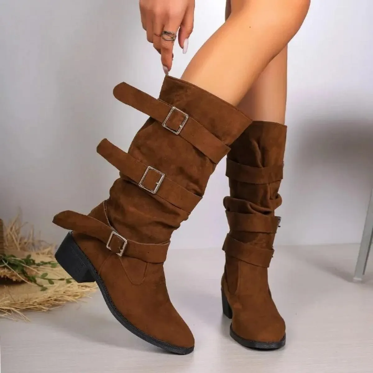 2024 Scarpe da donna di moda Inverno Tacco quadrato Stivali moderni Metà polpaccio a punta Antiscivolo Tacco basso Stivali grand