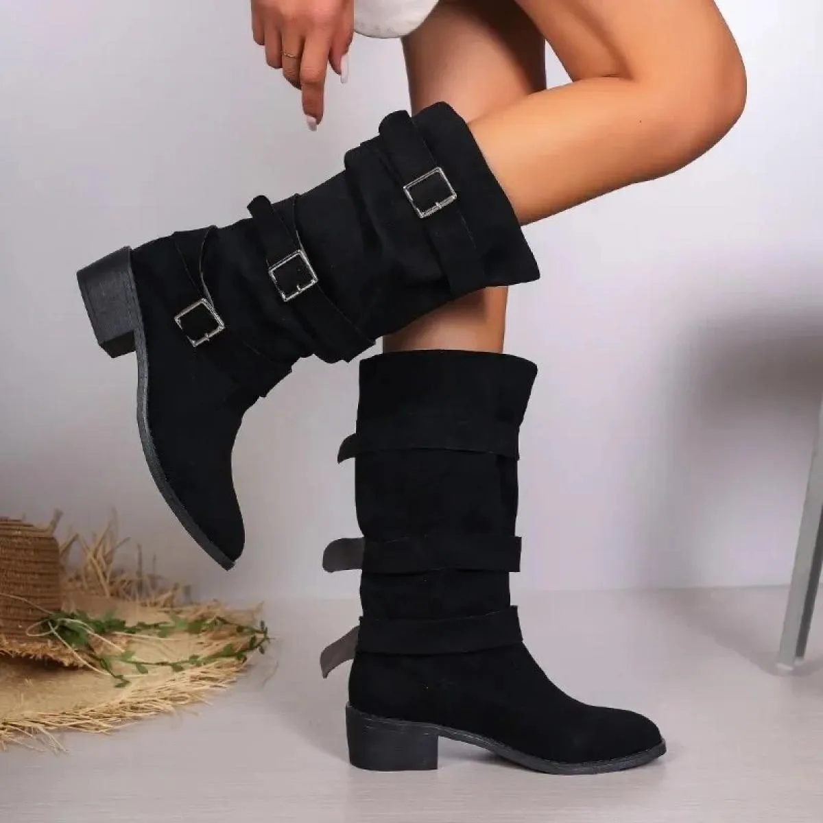 2024 Scarpe da donna di moda Inverno Tacco quadrato Stivali moderni Metà polpaccio a punta Antiscivolo Tacco basso Stivali grand