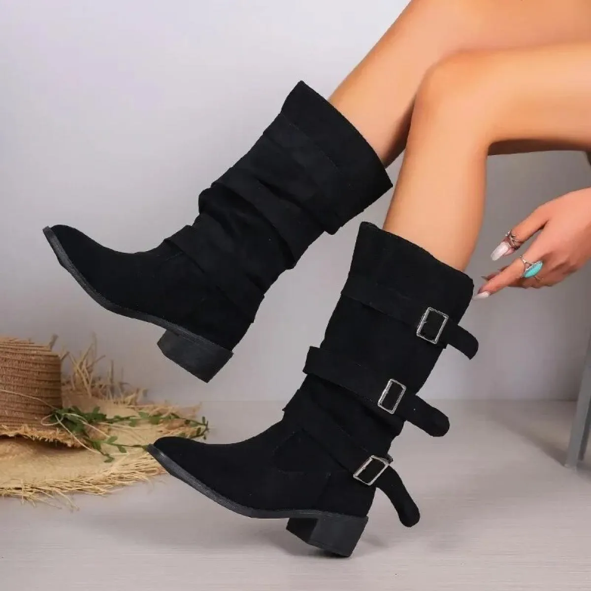 2024 Scarpe da donna di moda Inverno Tacco quadrato Stivali moderni Metà polpaccio a punta Antiscivolo Tacco basso Stivali grand