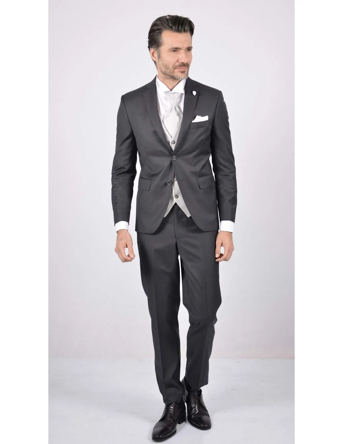 Abito grigio con gilet contrasto