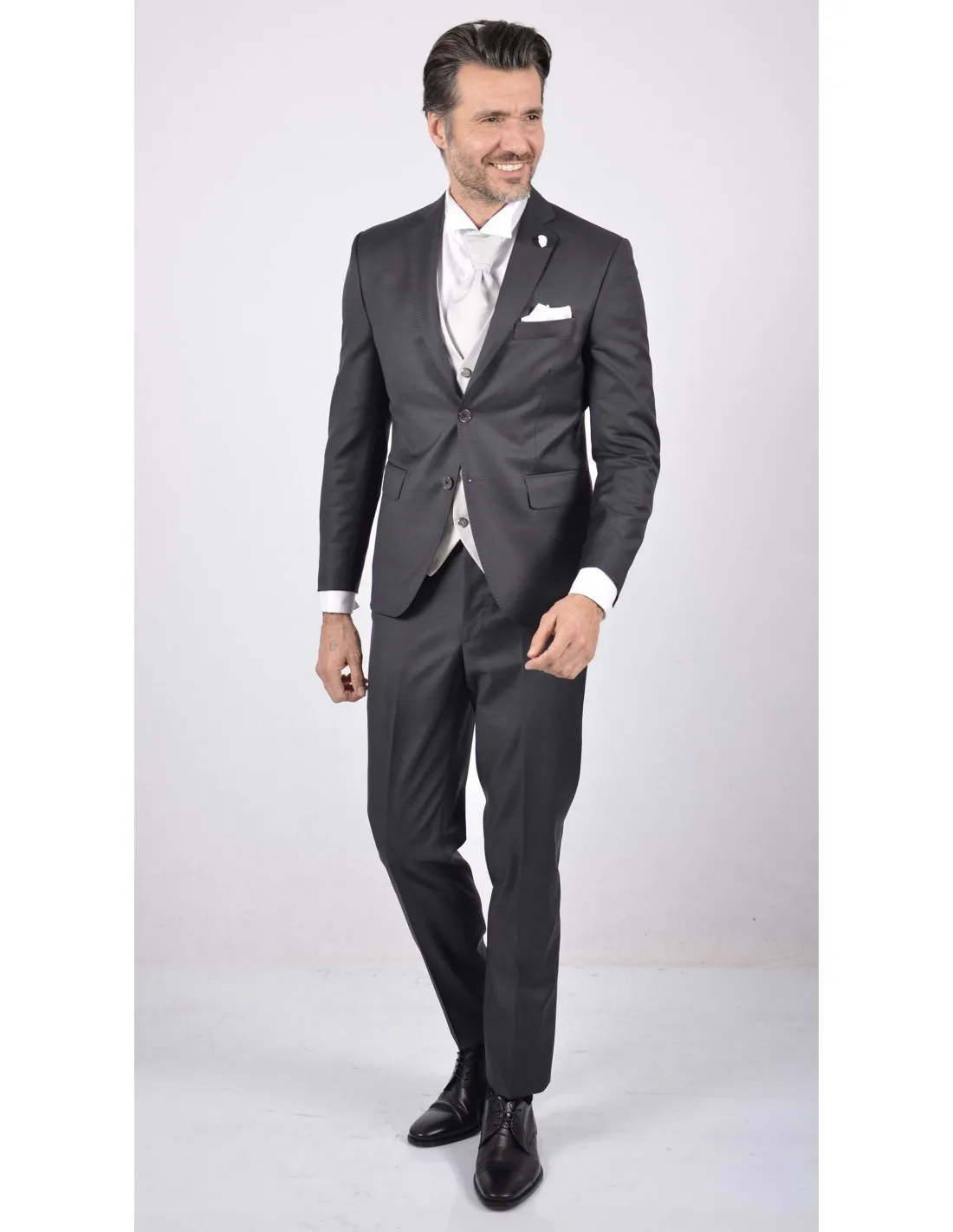 Abito grigio con gilet contrasto