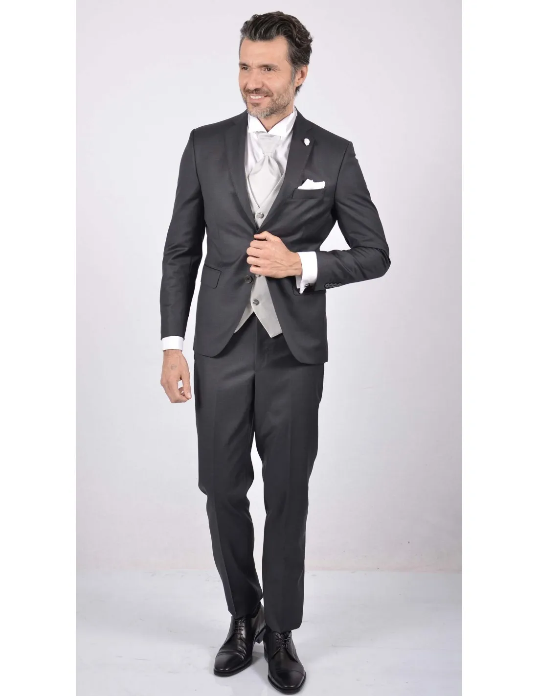 Abito grigio con gilet contrasto