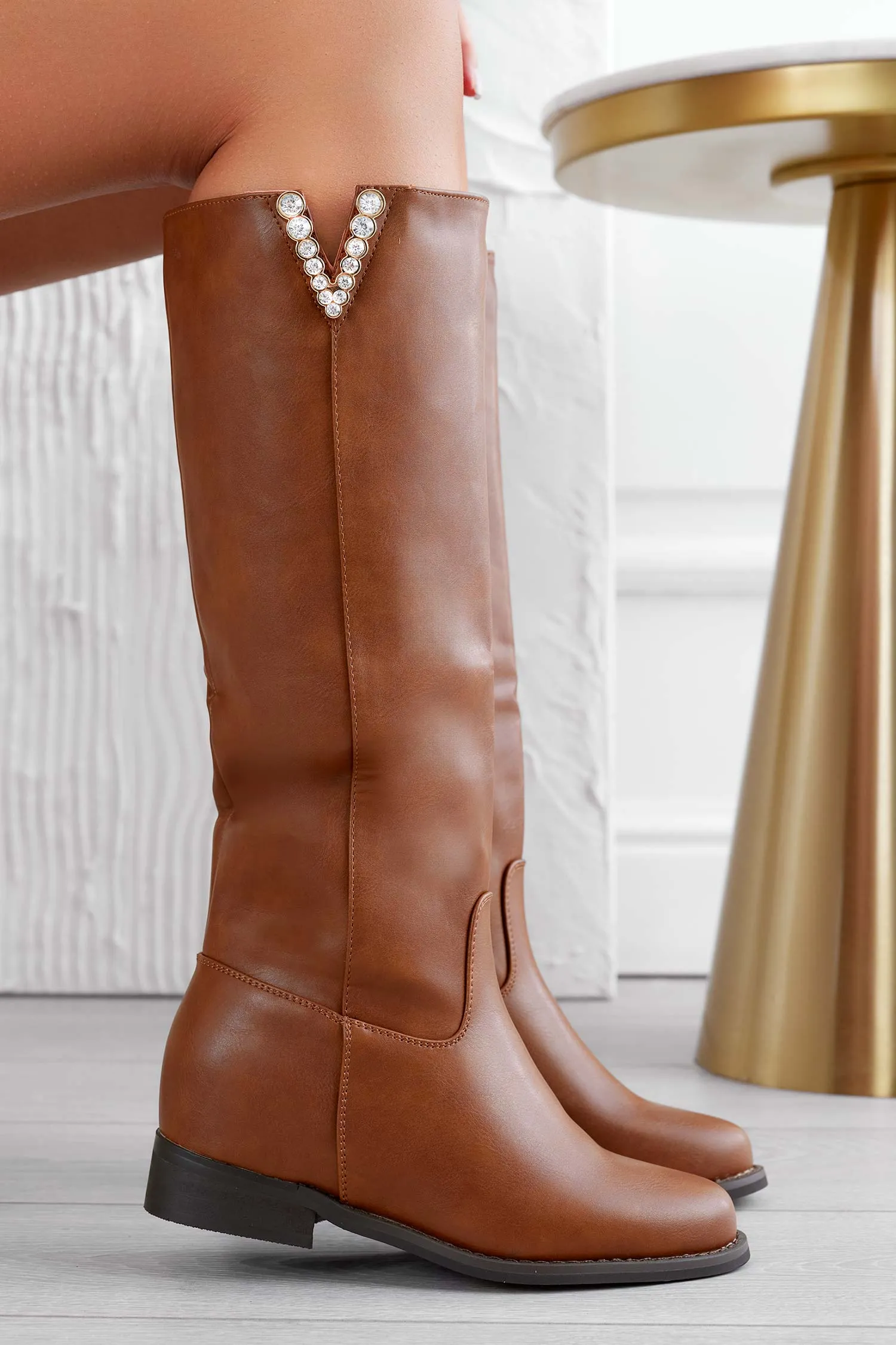 ANGIE - Stivali camel con zeppa interna e applicazione gioello
