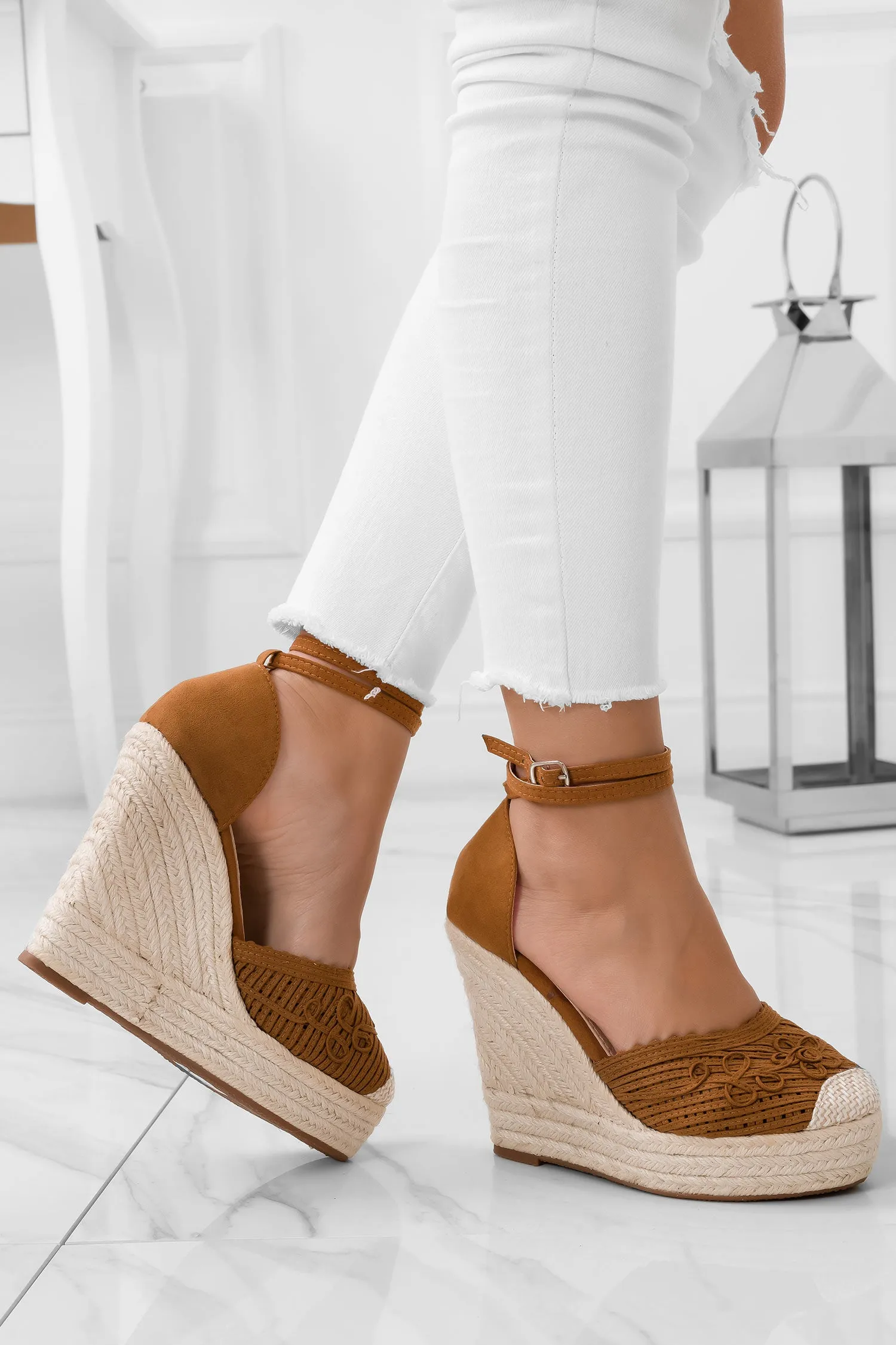 Espadrilles camel con zeppa in corda e ricamo