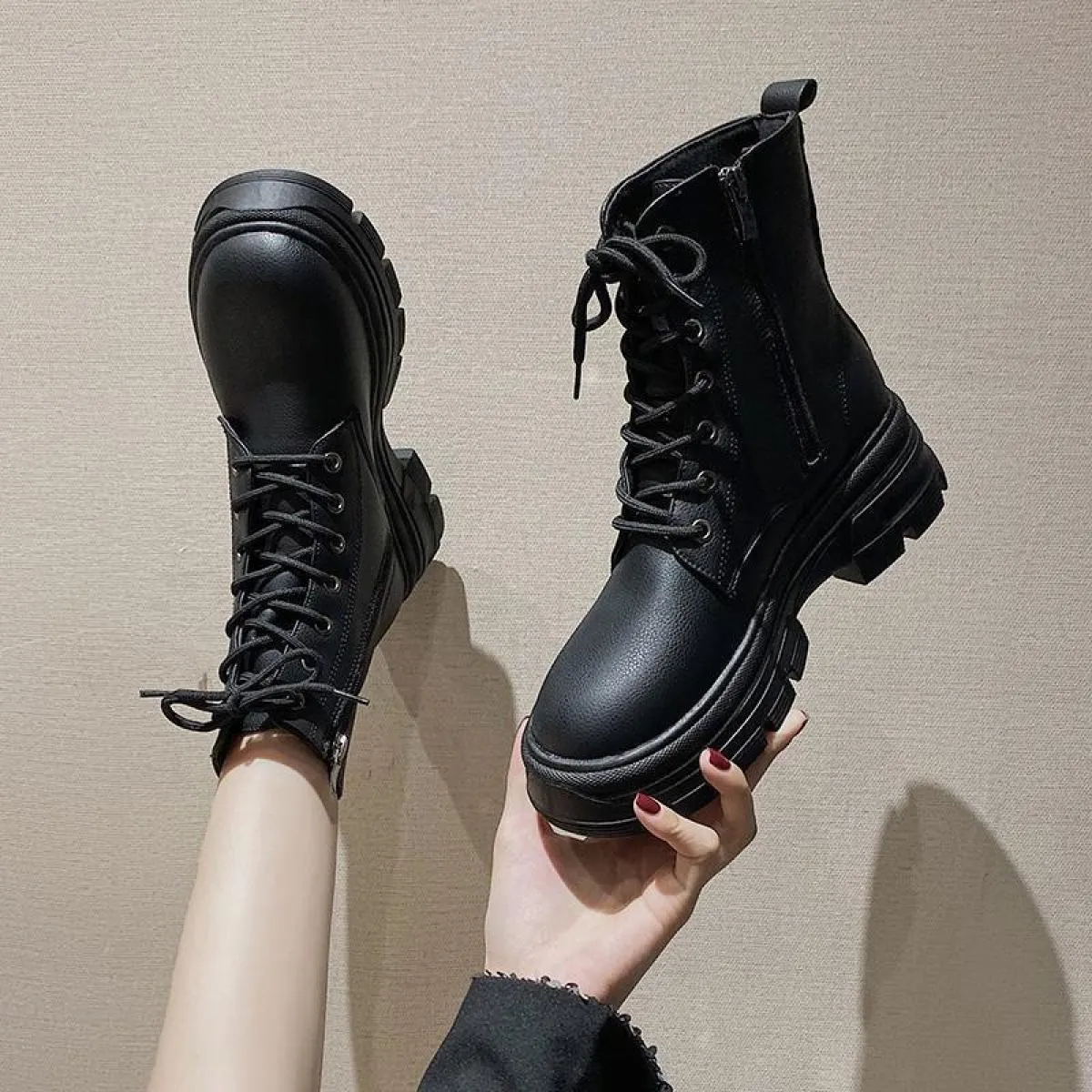 Europa 2022 nuovi stivali da donna stivali in pelle verniciata tacco quadrato scarpe alte da donna stivali corti di lusso alla m