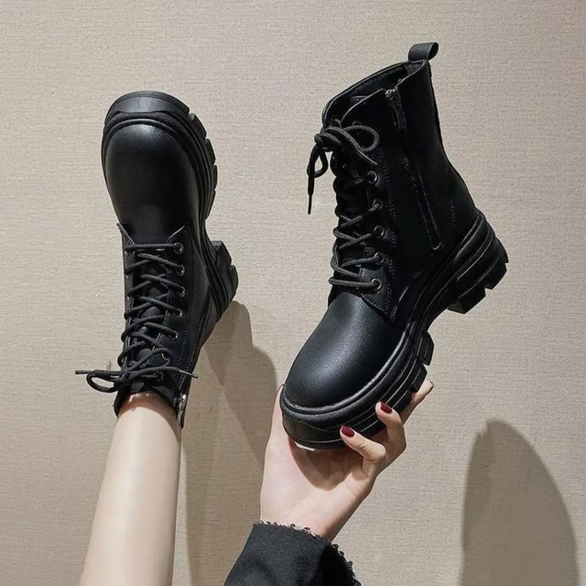 Europa 2022 nuovi stivali da donna stivali in pelle verniciata tacco quadrato scarpe alte da donna stivali corti di lusso alla m