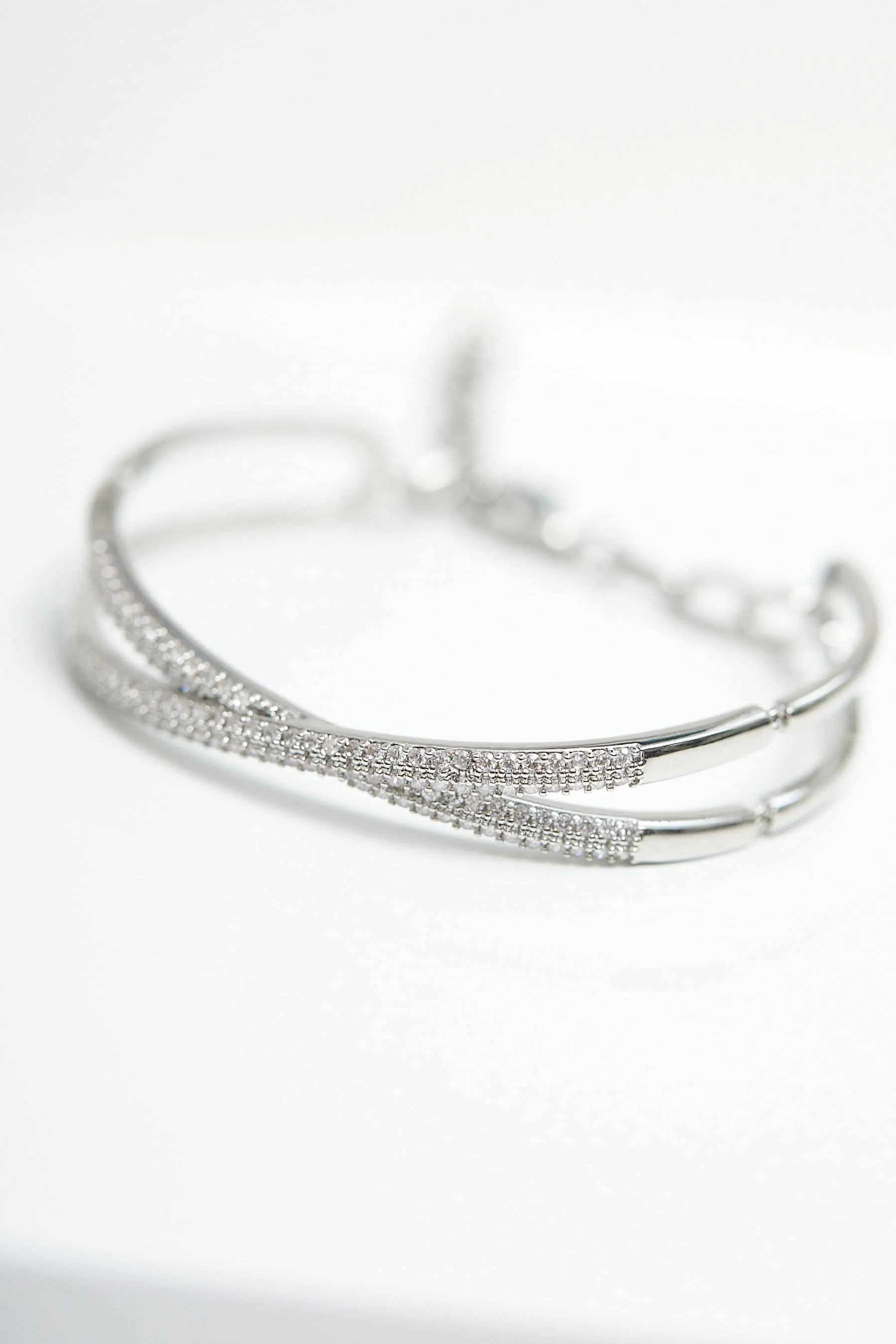 Jon Richard - Bracciale rigido con incrocio e zirconia cubica