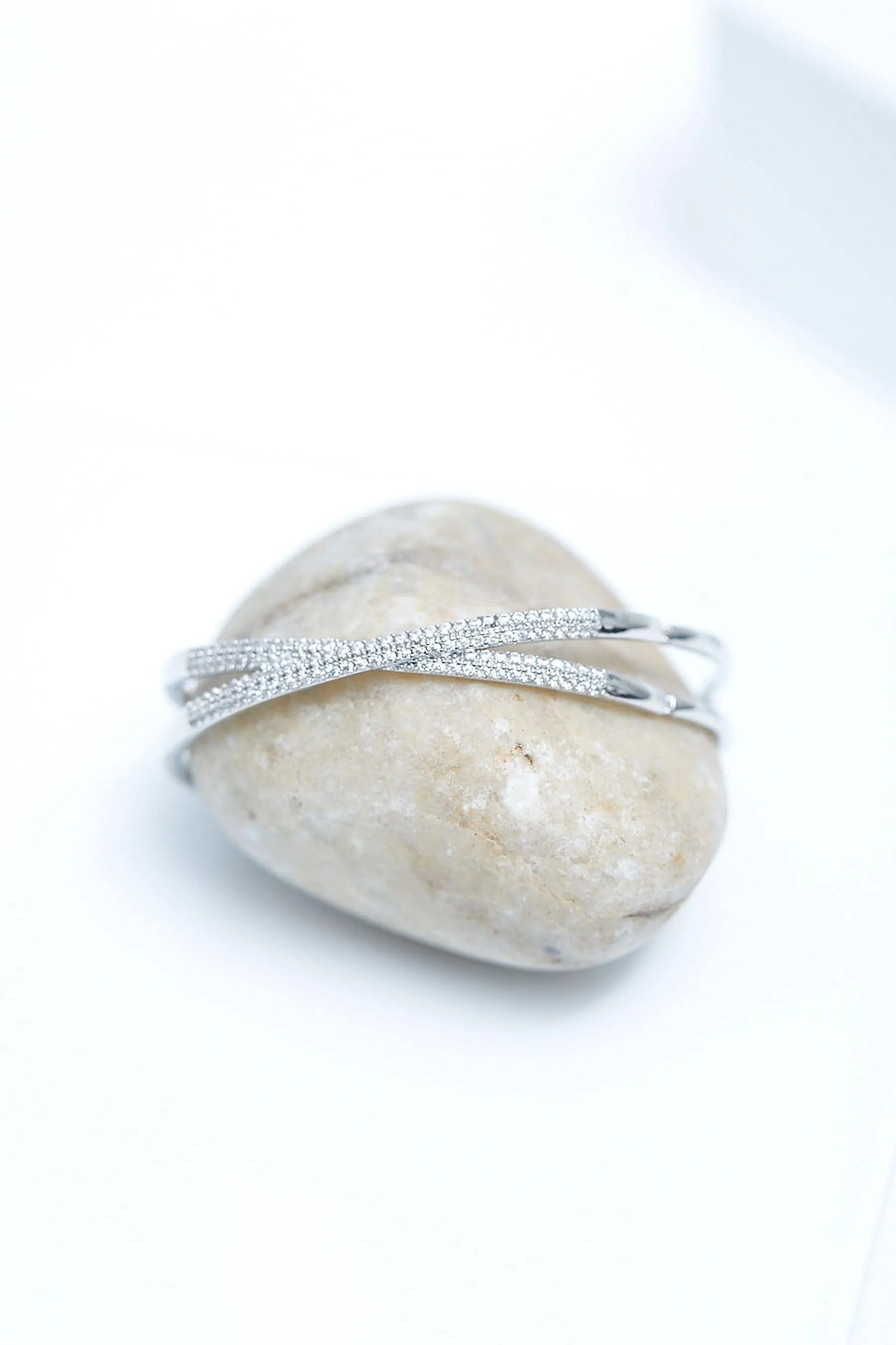 Jon Richard - Bracciale rigido con incrocio e zirconia cubica
