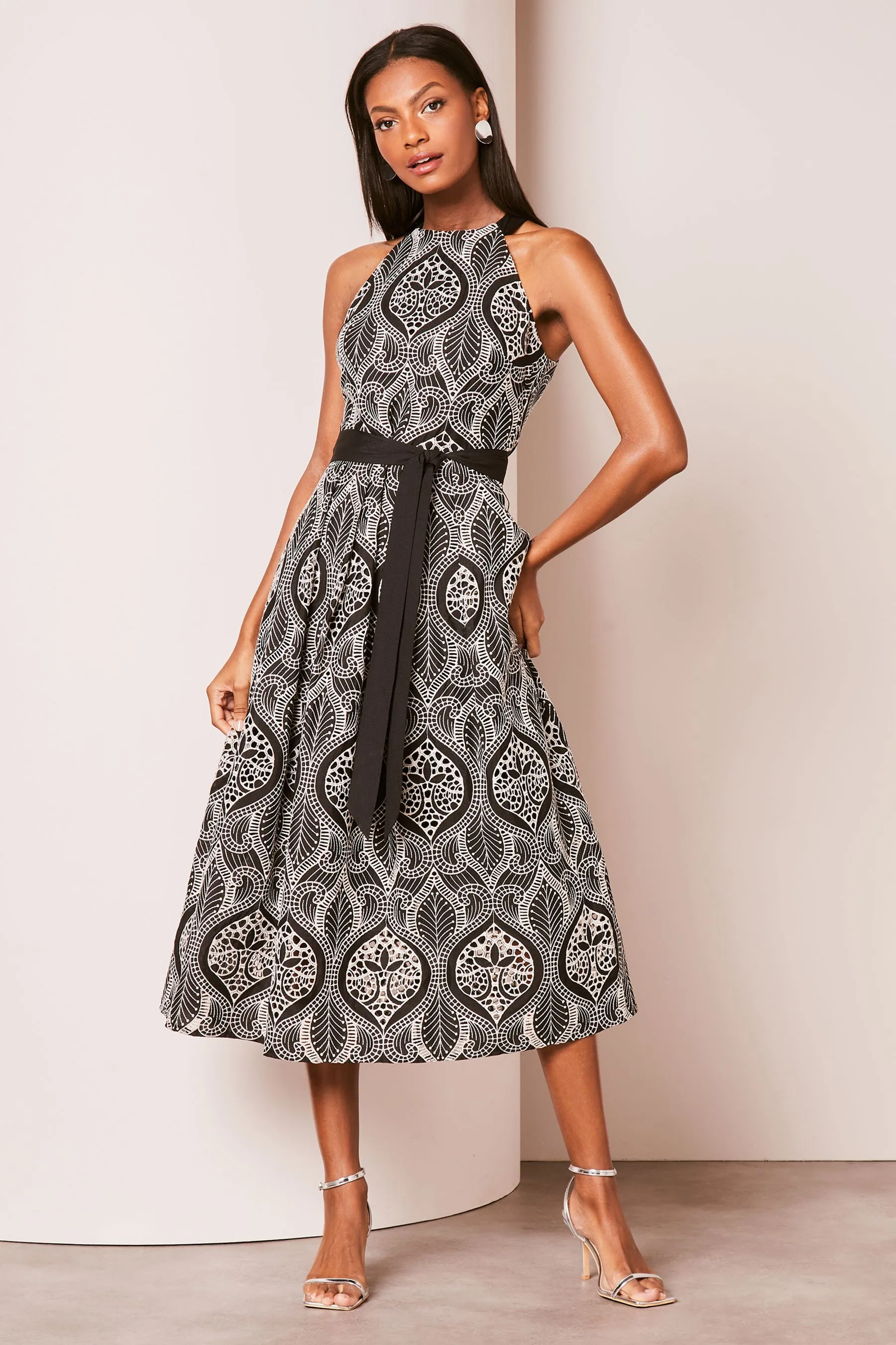 Lipsy Premium - Abito midi con Pizzo con scollo all'americana Con cintura ricamati