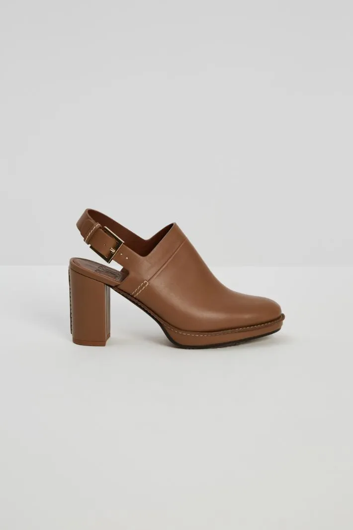 Mule in pelle con tacco