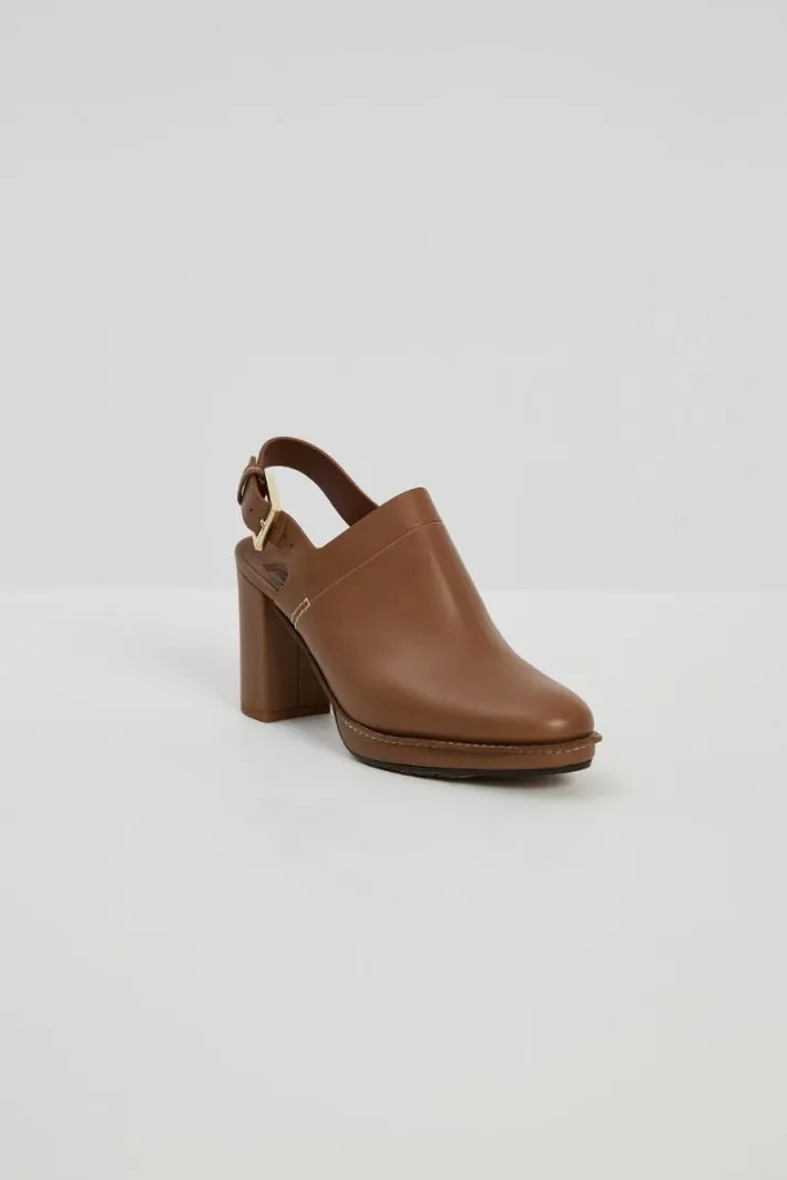 Mule in pelle con tacco