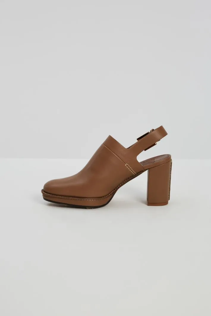 Mule in pelle con tacco