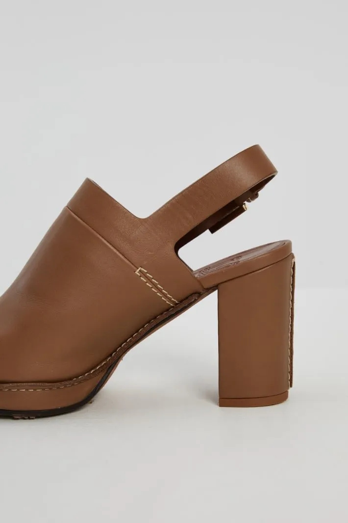 Mule in pelle con tacco