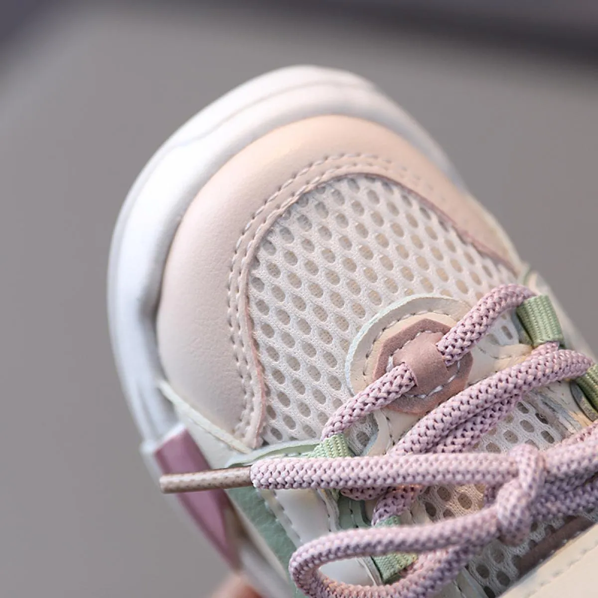 Nuove sneakers per bambini con tacco piatto per la primavera 2023 Scarpe per bambini firmate chic Ragazzo Sneaker grigia Scarpe