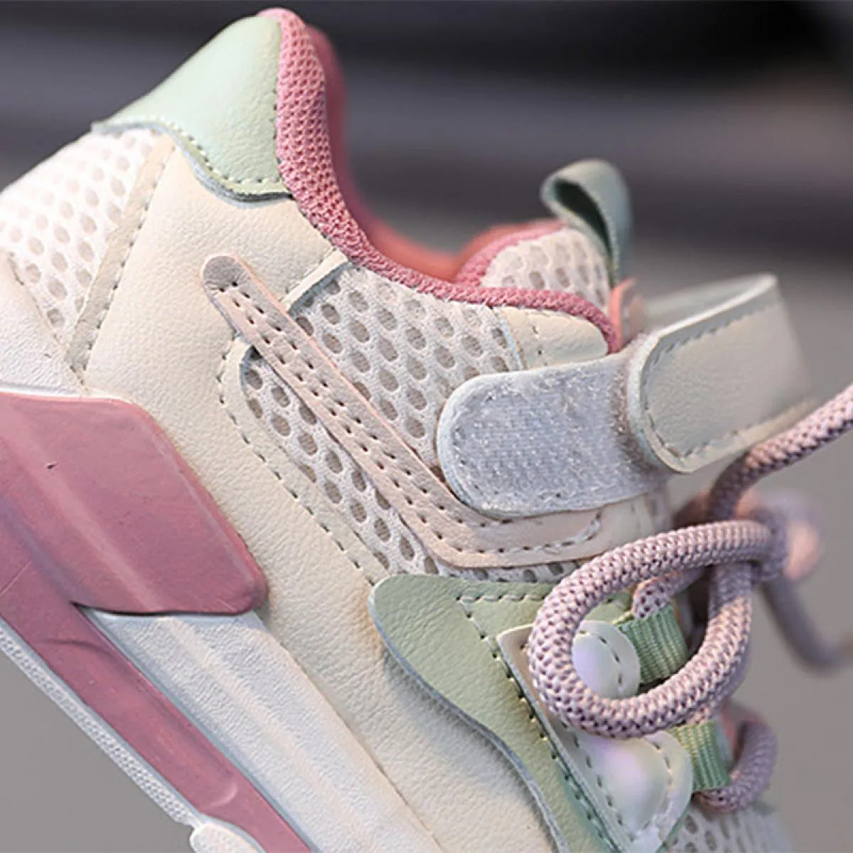 Nuove sneakers per bambini con tacco piatto per la primavera 2023 Scarpe per bambini firmate chic Ragazzo Sneaker grigia Scarpe