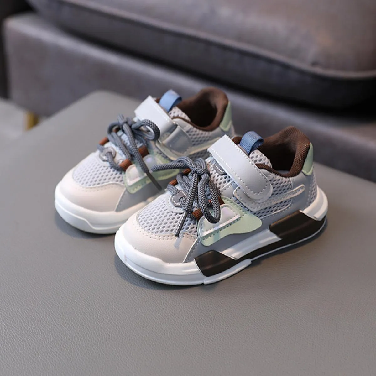 Nuove sneakers per bambini con tacco piatto per la primavera 2023 Scarpe per bambini firmate chic Ragazzo Sneaker grigia Scarpe