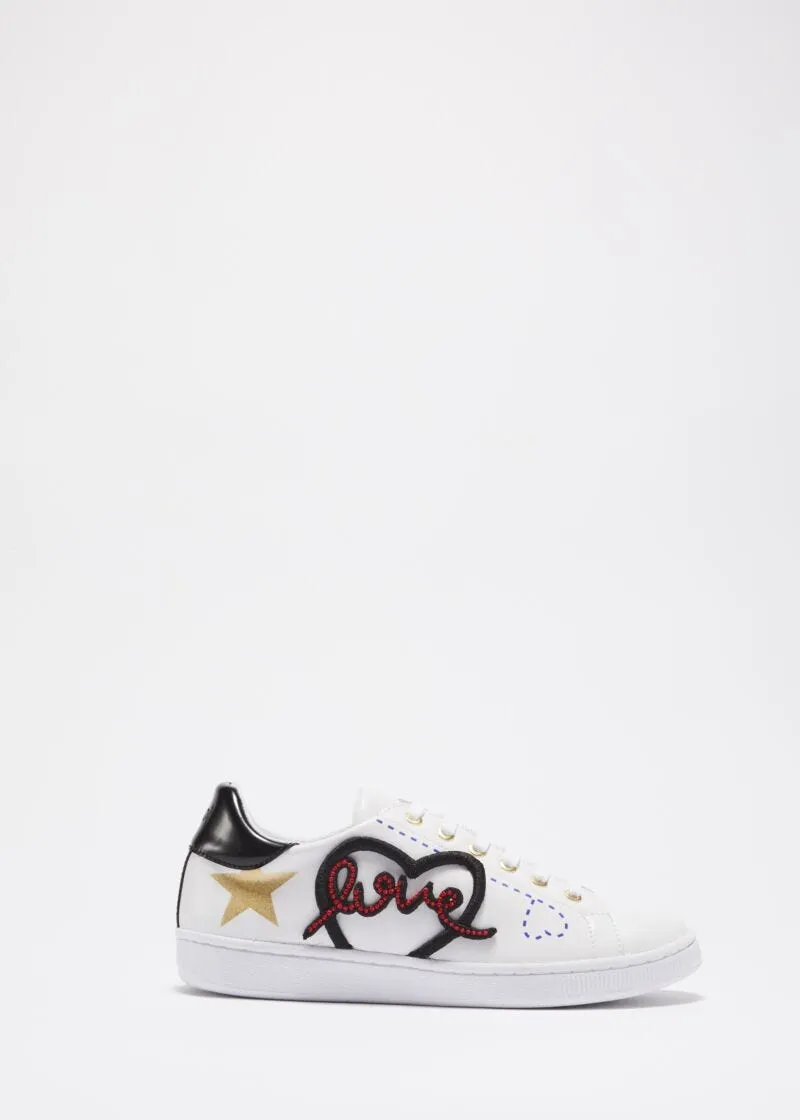 Sneakers con scritte ricamate