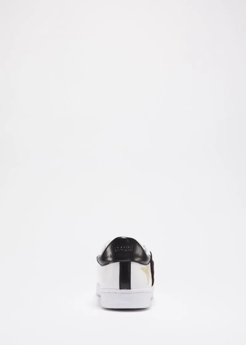 Sneakers con scritte ricamate