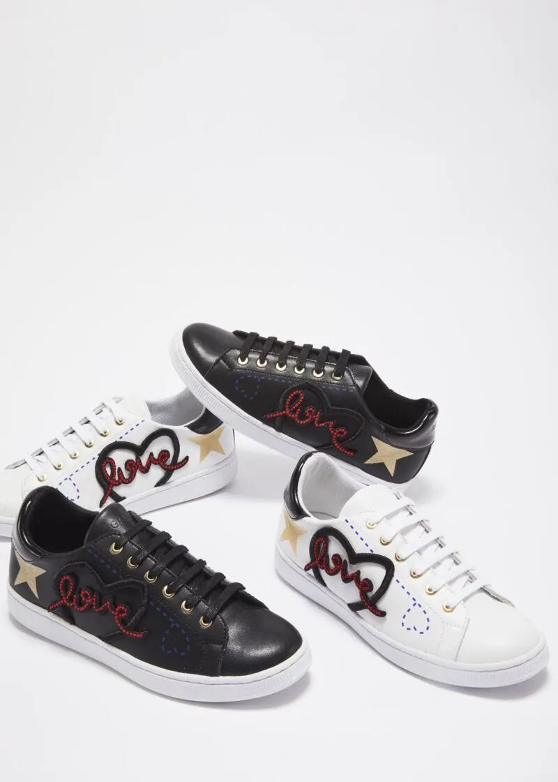 Sneakers con scritte ricamate