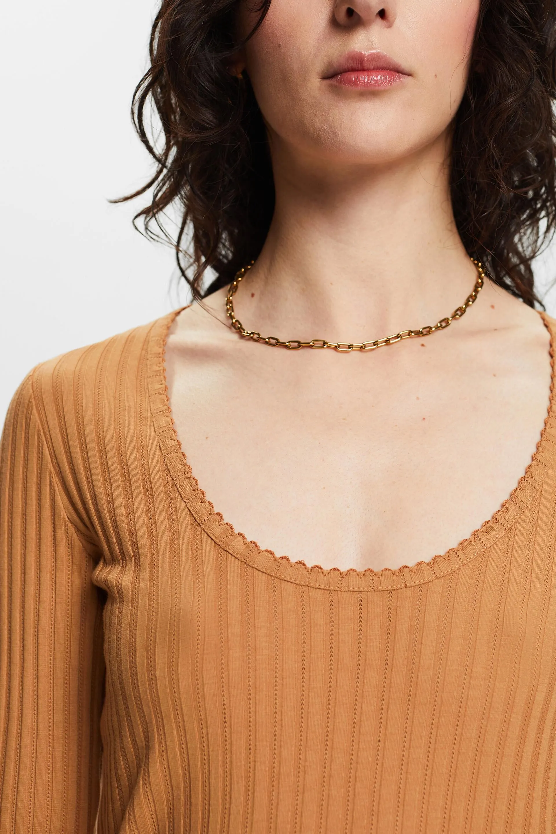Top con scollo rifinito pointelle